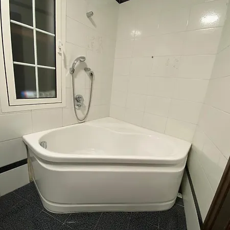 11 Ospiti -balcone-parcheggio Privato, Bulai